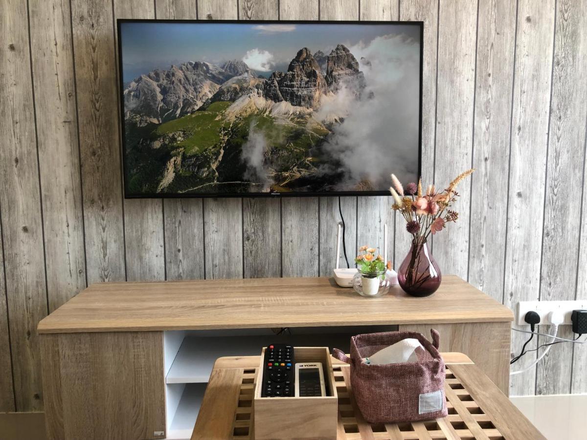Tropicana 218 Macalister Netflix Unit By Blue Sky Holidays George Town  Kültér fotó