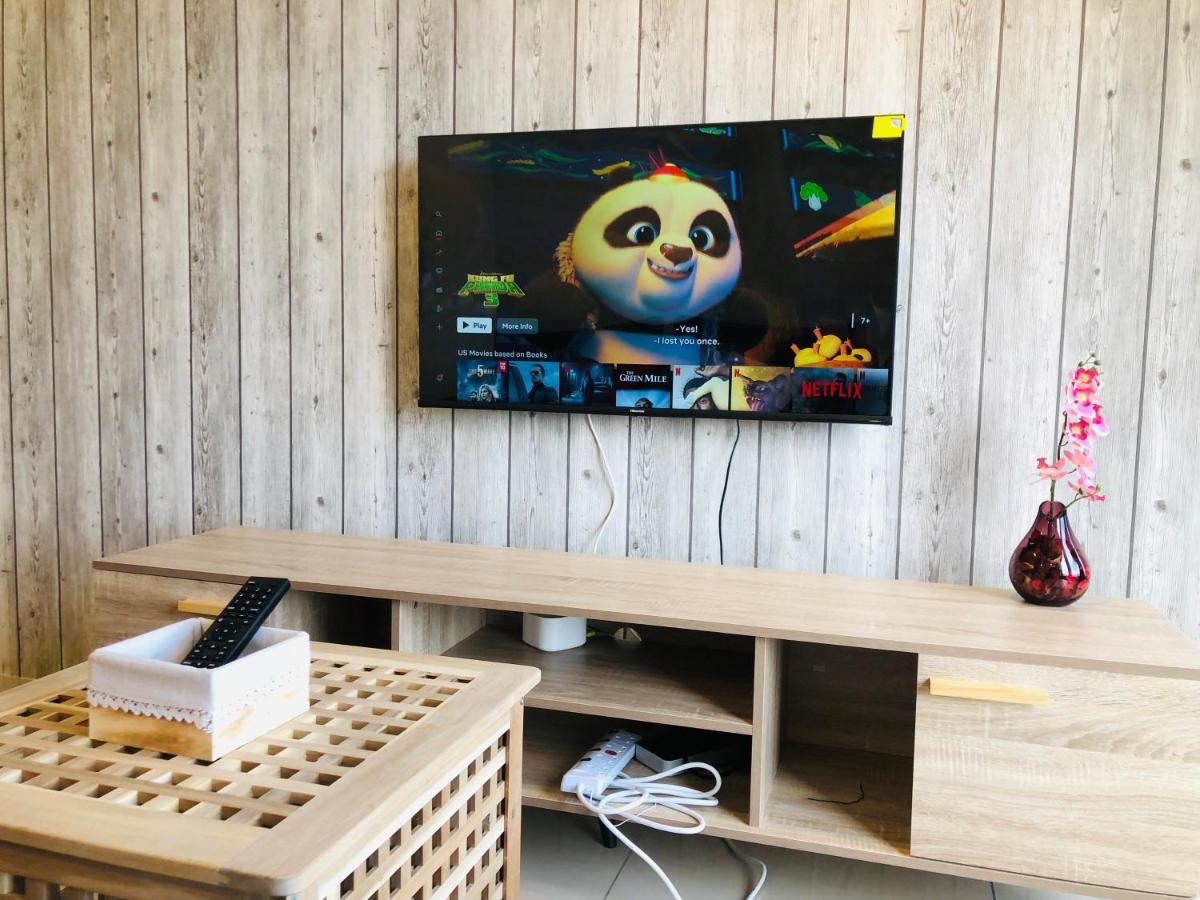 Tropicana 218 Macalister Netflix Unit By Blue Sky Holidays George Town  Kültér fotó
