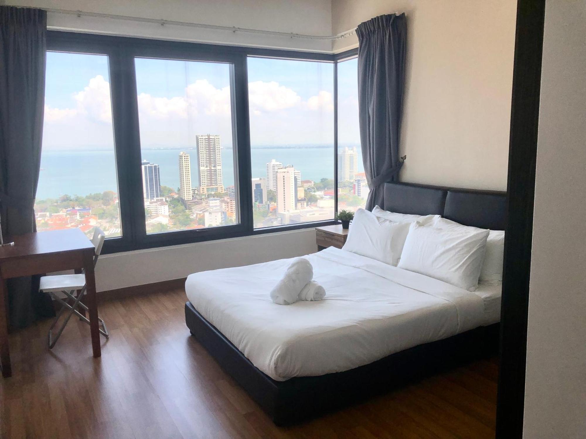 Tropicana 218 Macalister Netflix Unit By Blue Sky Holidays George Town  Kültér fotó